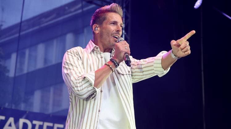 Schlager beim Stadtfest auf dem König-Heinrich-Platz in Duisburg ** NUR FÜR REDAKTIONELLE ZWECKE ** EDITORIAL USE ONLY **<p>Norman Langen beim Schlager auf Stadtfest am Samstag den 18.Juli 2026 auf dem König-Heinrich-Platz in Duisburg Foto : Frank Oppitz FUNKE Foto Services< p> Bun Deutschland NRW Duisburg Copyright: FrankxOppitz *** Schlager performance at the city festival on König Heinrich Platz in Duisburg ** FOR EDITORIAL USE ONLY ** EDITORIAL USE ONLY ** p Norman Langen at the Schlager concert during the city festival on Saturday, July 18, 2026, at König Heinrich Platz in Duisburg. Photo by Frank Oppitz, FUNKE Photo Services p Bun Germany NRW Duisburg. Copyright FrankxOppitz Copyright: FrankxOppitz doc86s603i8uhx5llyk220x ,EDITORIAL USE ONLY