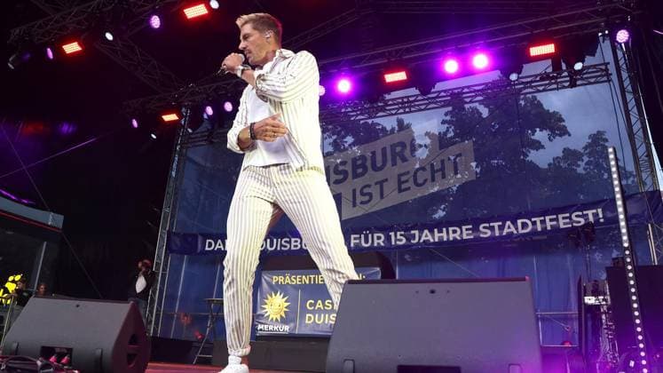 Schlager beim Stadtfest auf dem König-Heinrich-Platz in Duisburg ** NUR FÜR REDAKTIONELLE ZWECKE ** EDITORIAL USE ONLY **<p>Norman Langen beim Schlager auf Stadtfest am Samstag den 18.Juli 2026 auf dem König-Heinrich-Platz in Duisburg Foto : Frank Oppitz FUNKE Foto Services< p> Bun Deutschland NRW Duisburg Copyright: FrankxOppitz *** Schlager performance at the city festival on König Heinrich Platz in Duisburg ** FOR EDITORIAL USE ONLY ** EDITORIAL USE ONLY ** p Norman Langen at the Schlager concert during the city festival on Saturday, July 18, 2026, at König Heinrich Platz in Duisburg. Photo by Frank Oppitz, FUNKE Photo Services p Bun Germany NRW Duisburg. Copyright FrankxOppitz Copyright: FrankxOppitz doc86s60434vgnyab3o24a2 ,EDITORIAL USE ONLY