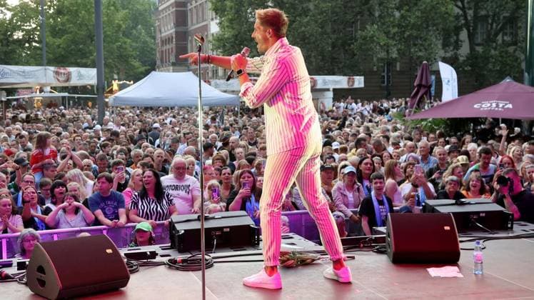 Schlager beim Stadtfest auf dem König-Heinrich-Platz in Duisburg ** NUR FÜR REDAKTIONELLE ZWECKE ** EDITORIAL USE ONLY **<p>Norman Langen beim Schlager auf Stadtfest am Samstag den 18.Juli 2026 auf dem König-Heinrich-Platz in Duisburg Foto : Frank Oppitz FUNKE Foto Services< p> Bun Deutschland NRW Duisburg Copyright: FrankxOppitz *** Schlager performance at the city festival on König Heinrich Platz in Duisburg ** FOR EDITORIAL USE ONLY ** EDITORIAL USE ONLY ** p Norman Langen at the Schlager concert during the city festival on Saturday, July 18, 2026, at König Heinrich Platz in Duisburg. Photo by Frank Oppitz, FUNKE Photo Services p Bun Germany NRW Duisburg. Copyright FrankxOppitz Copyright: FrankxOppitz doc86s605kch9w14k65f1cpx ,EDITORIAL USE ONLY