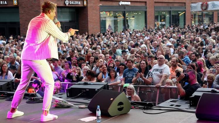 Schlager beim Stadtfest auf dem König-Heinrich-Platz in Duisburg ** NUR FÜR REDAKTIONELLE ZWECKE ** EDITORIAL USE ONLY **<p>Norman Langen beim Schlager auf Stadtfest am Samstag den 18.Juli 2026 auf dem König-Heinrich-Platz in Duisburg Foto : Frank Oppitz FUNKE Foto Services< p> Bun Deutschland NRW Duisburg Copyright: FrankxOppitz *** Schlager performance at the city festival on König Heinrich Platz in Duisburg ** FOR EDITORIAL USE ONLY ** EDITORIAL USE ONLY ** p Norman Langen at the Schlager concert during the city festival on Saturday, July 18, 2026, at König Heinrich Platz in Duisburg. Photo by Frank Oppitz, FUNKE Photo Services p Bun Germany NRW Duisburg. Copyright FrankxOppitz Copyright: FrankxOppitz doc86s605pt7q0ns4qe1emb ,EDITORIAL USE ONLY