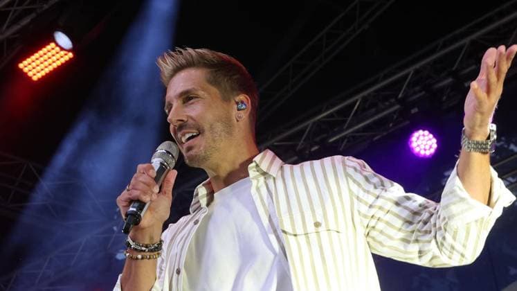 Schlager beim Stadtfest auf dem König-Heinrich-Platz in Duisburg ** NUR FÜR REDAKTIONELLE ZWECKE ** EDITORIAL USE ONLY **<p>Norman Langen beim Schlager auf Stadtfest am Samstag den 18.Juli 2026 auf dem König-Heinrich-Platz in Duisburg Foto : Frank Oppitz FUNKE Foto Services< p> Bun Deutschland NRW Duisburg Copyright: FrankxOppitz *** Schlager performance at the city festival on König Heinrich Platz in Duisburg ** FOR EDITORIAL USE ONLY ** EDITORIAL USE ONLY ** p Norman Langen at the Schlager concert during the city festival on Saturday, July 18, 2026, at König Heinrich Platz in Duisburg. Photo by Frank Oppitz, FUNKE Photo Services p Bun Germany NRW Duisburg. Copyright FrankxOppitz Copyright: FrankxOppitz doc86s605vma8yxcrth1fby ,EDITORIAL USE ONLY