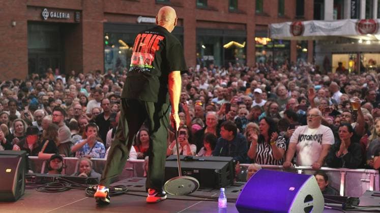 Schlager beim Stadtfest auf dem König-Heinrich-Platz in Duisburg ** NUR FÜR REDAKTIONELLE ZWECKE ** EDITORIAL USE ONLY **<p>Olaf Henning beim Schlager auf Stadtfest am Samstag den 18.Juli 2026 auf dem König-Heinrich-Platz in Duisburg Foto : Frank Oppitz FUNKE Foto Services< p> Bun Deutschland NRW Duisburg Copyright: FrankxOppitz *** Schlager at the City Festival on König Heinrich Platz in Duisburg ** FOR EDITORIAL USE ONLY ** EDITORIAL USE ONLY ** p Olaf Henning at the Schlager concert during the city festival on Saturday, July 18, 2026, at König Heinrich Platz in Duisburg. Photo by Frank Oppitz, FUNKE Photo Services p Bun Germany NRW Duisburg. Copyright FrankxOppitz Copyright: FrankxOppitz doc86s606fg44j1izdjf228p ,EDITORIAL USE ONLY