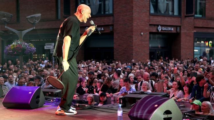 Schlager beim Stadtfest auf dem König-Heinrich-Platz in Duisburg ** NUR FÜR REDAKTIONELLE ZWECKE ** EDITORIAL USE ONLY **<p>Olaf Henning beim Schlager auf Stadtfest am Samstag den 18.Juli 2026 auf dem König-Heinrich-Platz in Duisburg Foto : Frank Oppitz FUNKE Foto Services< p> Bun Deutschland NRW Duisburg Copyright: FrankxOppitz *** Schlager at the City Festival on König Heinrich Platz in Duisburg ** FOR EDITORIAL USE ONLY ** EDITORIAL USE ONLY ** p Olaf Henning at the Schlager concert during the city festival on Saturday, July 18, 2026, at König Heinrich Platz in Duisburg. Photo by Frank Oppitz, FUNKE Photo Services p Bun Germany NRW Duisburg. Copyright FrankxOppitz Copyright: FrankxOppitz doc86s606ka6yh16pm9324im ,EDITORIAL USE ONLY