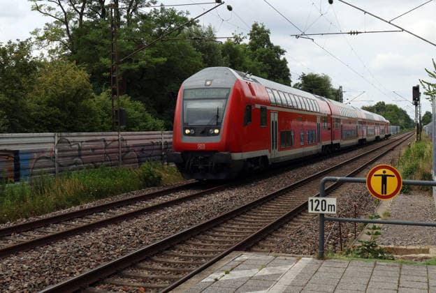19.07.2026, xsvx, News, Bahnhof Ettlingen-Bruchhausen wo der Angriff auf einen Bahn-Mitarbeiter geschehen ist. RE2 Regionalbahn fährt inden Bahnhofein Ettlingen-Bruchhausen *** July 19, 2026, xsvx, News, Ettlingen-Bruchhausen Station, where the attack on a railway employee took place; the RE2 regional train pulls into Ettlingen-Bruchhausen Station