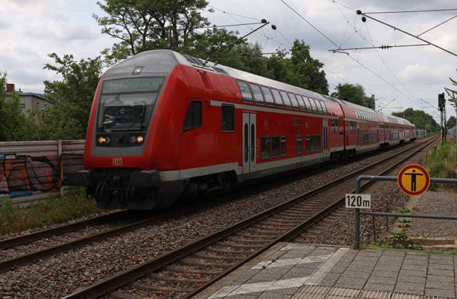 19.07.2026, xsvx, News, Bahnhof Ettlingen-Bruchhausen wo der Angriff auf einen Bahn-Mitarbeiter geschehen ist. RE2 Regionalbahn fährt inden Bahnhofein Ettlingen-Bruchhausen *** July 19, 2026, xsvx, News, Ettlingen-Bruchhausen Station, where the attack on a railway employee took place; the RE2 regional train pulls into Ettlingen-Bruchhausen Station