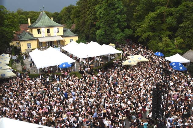 Besucher Muenchen 19.07.2026 Englischer Garten am Chinesischen Turm Kocherlball Beginn 6.00 UHR Foto Muenchen *** Visitor to Munich, July 19, 2026, English Garden at the Chinese Tower, Kocherlball, starts at 6:00 a.m., photo of Munich