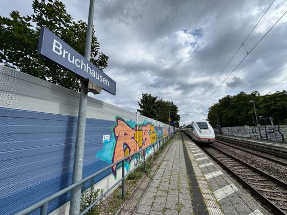 19.07.2026, xsvx, News, Bahnhof Ettlingen-Bruchhausen wo der Angriff auf einen Bahn-Mitarbeiter geschehen ist. Ein ICE fährt durch den Bahnhof Ettlingen-Bruchhausen *** July 19, 2026, xsvx, News, Ettlingen-Bruchhausen Station, where the attack on a railway employee took place. An ICE train passes through Ettlingen-Bruchhausen Station.