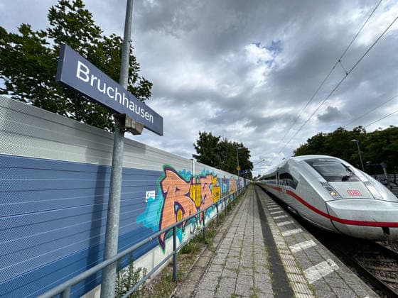 19.07.2026, xsvx, News, Bahnhof Ettlingen-Bruchhausen wo der Angriff auf einen Bahn-Mitarbeiter geschehen ist. Ein ICE fährt durch den Bahnhof Ettlingen-Bruchhausen *** July 19, 2026, xsvx, News, Ettlingen-Bruchhausen Station, where the attack on a railway employee took place. An ICE train passes through Ettlingen-Bruchhausen Station.