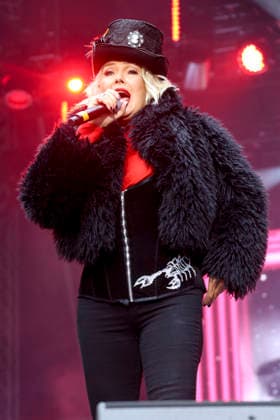 ABB 80SCHLAGER -Kim Wilde Saengerin auf der Buehne bei der Open Air Show die 80er LIVE im Volksparkstadion Hamburg am 18.07.2026 Hamburg Deutschland *** ABB 80s HIT Kim Wilde, singer on stage at the 80s LIVE open-air show at the Volksparkstadion in Hamburg on July 18, 2026, Hamburg, Germany