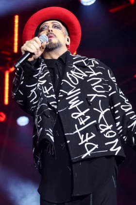ABB 80SCHLAGER- Boy George Saenger auf der Buehne bei der Open Air Show die 80er LIVE im Volksparkstadion Hamburg am 18.07.2026 Hamburg Deutschland *** ABB 80s HIT Boy George, singer on stage at the 80s LIVE open-air show at the Volksparkstadion in Hamburg on July 18, 2026, Hamburg, Germany