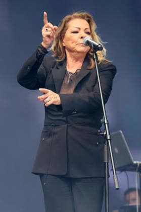ABB 80SCHLAGER - Sandra Saengerin auf der Buehne bei der Open Air Show die 80er LIVE im Volksparkstadion Hamburg am 18.07.2026 Hamburg Deutschland *** ABB 80s HIT: Singer Sandra on stage at the 80s LIVE open-air show at the Volksparkstadion in Hamburg on July 18, 2026, Hamburg, Germany