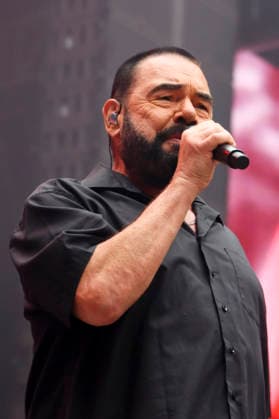 ABB 80SCHLAGER -Alphaville Marian Gold Saenger auf der Buehne bei der Open Air Show die 80er LIVE im Volksparkstadion Hamburg am 18.07.2026 Hamburg Deutschland *** ABB 80s HIT Alphaville s lead singer Marian Gold on stage at the The 80s LIVE open-air concert at the Volksparkstadion in Hamburg on July 18, 2026, Hamburg, Germany