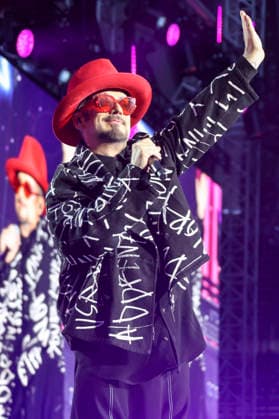 ABB 80SCHLAGER- Boy George Saenger auf der Buehne bei der Open Air Show die 80er LIVE im Volksparkstadion Hamburg am 18.07.2026 Hamburg Deutschland *** ABB 80s HIT Boy George, singer on stage at the 80s LIVE open-air show at the Volksparkstadion in Hamburg on July 18, 2026, Hamburg, Germany