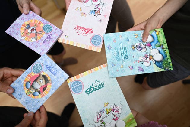 Diddl feiert Comeback in Deutschland. Kinder halten aktuelle Diddl-Blöcke in der Hand. Nach mehr als einem Jahrzehnt kehrt die kultige Plüschmaus auf den deutschen Markt zurück und lässt viele Menschen nostalgisch in ihre Schulzeit blicken. Berlin Berlin Deutschland *** Diddl Celebrates a Comeback in Germany; Children Hold the Latest Diddl Notebooks After more than a decade, the iconic plush mouse is returning to the German market, prompting many people to look back nostalgically on their school days. Berlin, Berlin, Germany Copyright: xdiebildwerftx