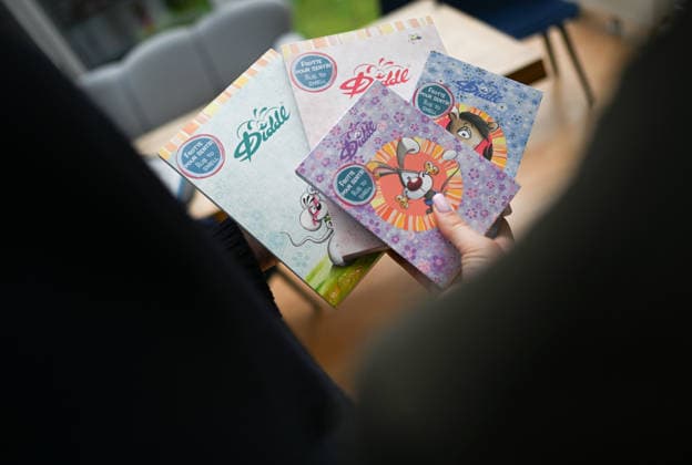 Diddl feiert Comeback in Deutschland. Kinder halten aktuelle Diddl-Blöcke in der Hand. Nach mehr als einem Jahrzehnt kehrt die kultige Plüschmaus auf den deutschen Markt zurück und lässt viele Menschen nostalgisch in ihre Schulzeit blicken. Berlin Berlin Deutschland *** Diddl Celebrates a Comeback in Germany; Children Hold the Latest Diddl Notebooks After more than a decade, the iconic plush mouse is returning to the German market, prompting many people to look back nostalgically on their school days. Berlin, Berlin, Germany Copyright: xdiebildwerftx
