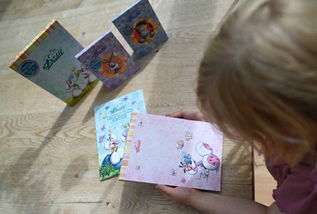 Diddl feiert Comeback in Deutschland. Ein junges Mädchen hält einen aktuellen Diddl-Block in der Hand. Nach mehr als einem Jahrzehnt kehrt die kultige Plüschmaus auf den deutschen Markt zurück und lässt viele Menschen nostalgisch in ihre Schulzeit blicken. Berlin Berlin Deutschland *** Diddl Makes a Comeback in Germany A young girl is holding a new Diddl notebook. After more than a decade, the iconic plush mouse is returning to the German market, prompting many people to look back nostalgically on their school days. Berlin, Berlin, Germany Copyright: xdiebildwerftx