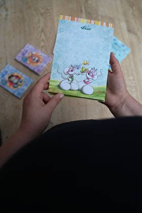 Diddl feiert Comeback in Deutschland. Eine Frau hält einen aktuellen Diddl-Block in der Hand. Nach mehr als einem Jahrzehnt kehrt die kultige Plüschmaus auf den deutschen Markt zurück und lässt viele Menschen nostalgisch in ihre Schulzeit blicken. Berlin Berlin Deutschland *** Diddl Makes a Comeback in Germany A woman holds a current Diddl notebook in her hand. After more than a decade, the iconic plush mouse is returning to the German market, prompting many people to look back nostalgically on their school days. Berlin, Berlin, Germany Copyright: xdiebildwerftx