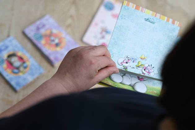 Diddl feiert Comeback in Deutschland. Eine Frau hält einen aktuellen Diddl-Block in der Hand. Nach mehr als einem Jahrzehnt kehrt die kultige Plüschmaus auf den deutschen Markt zurück und lässt viele Menschen nostalgisch in ihre Schulzeit blicken. Berlin Berlin Deutschland *** Diddl Makes a Comeback in Germany A woman holds a current Diddl notebook in her hand. After more than a decade, the iconic plush mouse is returning to the German market, prompting many people to look back nostalgically on their school days. Berlin, Berlin, Germany Copyright: xdiebildwerftx