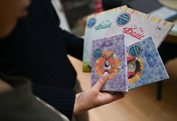 Diddl feiert Comeback in Deutschland. Kinder halten aktuelle Diddl-Blöcke in der Hand. Nach mehr als einem Jahrzehnt kehrt die kultige Plüschmaus auf den deutschen Markt zurück und lässt viele Menschen nostalgisch in ihre Schulzeit blicken. Berlin Berlin Deutschland *** Diddl Celebrates a Comeback in Germany; Children Hold the Latest Diddl Notebooks After more than a decade, the iconic plush mouse is returning to the German market, prompting many people to look back nostalgically on their school days. Berlin, Berlin, Germany Copyright: xdiebildwerftx