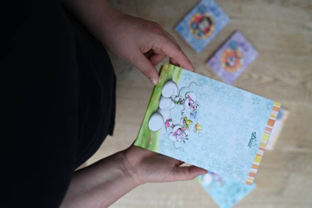 Diddl feiert Comeback in Deutschland. Eine Frau hält einen aktuellen Diddl-Block in der Hand. Nach mehr als einem Jahrzehnt kehrt die kultige Plüschmaus auf den deutschen Markt zurück und lässt viele Menschen nostalgisch in ihre Schulzeit blicken. Berlin Berlin Deutschland *** Diddl Makes a Comeback in Germany A woman holds a current Diddl notebook in her hand. After more than a decade, the iconic plush mouse is returning to the German market, prompting many people to look back nostalgically on their school days. Berlin, Berlin, Germany Copyright: xdiebildwerftx