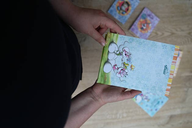 Diddl feiert Comeback in Deutschland. Eine Frau hält einen aktuellen Diddl-Block in der Hand. Nach mehr als einem Jahrzehnt kehrt die kultige Plüschmaus auf den deutschen Markt zurück und lässt viele Menschen nostalgisch in ihre Schulzeit blicken. Berlin Berlin Deutschland *** Diddl Makes a Comeback in Germany A woman holds a current Diddl notebook in her hand. After more than a decade, the iconic plush mouse is returning to the German market, prompting many people to look back nostalgically on their school days. Berlin, Berlin, Germany Copyright: xdiebildwerftx