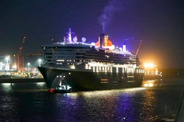 CNTV QUEENMARY2- Das Luxus Kreuzfahrtschiff Queen Mary 2 ist nach fast 11 Monaten zu frueher Stunde wieder einmal auf der Elbe in den Hamburg Hafen eingelaufen am 19.07.2026. Die Queen Mary 2, kurz QM2 genannt ist ein Transatlantikliner Kreuzfahrtmarke Cunard Line Hamburg Deutschland *** CNTV QUEENMARY2 The luxury cruise ship Queen Mary 2 once again entered the Port of Hamburg on the Elbe River in the early hours of the morning on July 19, 2026, after nearly 11 months at sea. The Queen Mary 2, commonly known as the QM2, is a transatlantic liner operated by the Cunard Line in Hamburg, Germany.