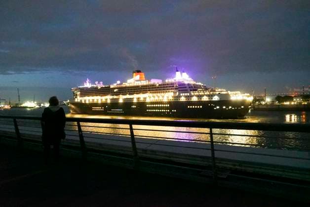 CNTV QUEENMARY2- Das Luxus Kreuzfahrtschiff Queen Mary 2 ist nach fast 11 Monaten zu frueher Stunde wieder einmal auf der Elbe in den Hamburg Hafen eingelaufen am 19.07.2026. Die Queen Mary 2, kurz QM2 genannt ist ein Transatlantikliner Kreuzfahrtmarke Cunard Line Hamburg Deutschland *** CNTV QUEENMARY2 The luxury cruise ship Queen Mary 2 once again entered the Port of Hamburg on the Elbe River in the early hours of the morning on July 19, 2026, after nearly 11 months at sea. The Queen Mary 2, commonly known as the QM2, is a transatlantic liner operated by the Cunard Line in Hamburg, Germany.