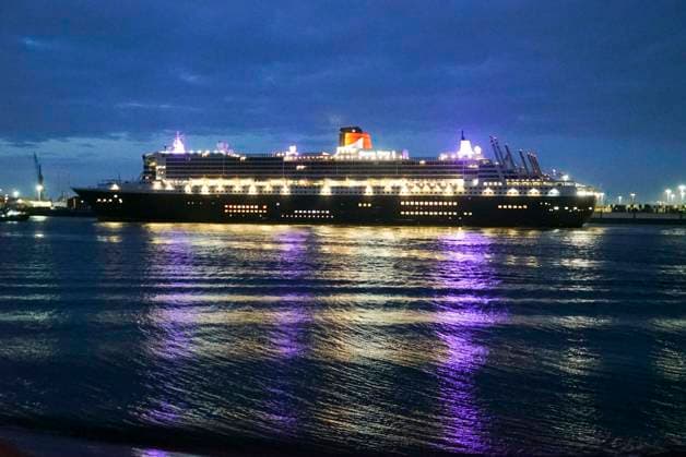 CNTV QUEENMARY2- Das Luxus Kreuzfahrtschiff Queen Mary 2 ist nach fast 11 Monaten zu frueher Stunde wieder einmal auf der Elbe in den Hamburg Hafen eingelaufen am 19.07.2026. Die Queen Mary 2, kurz QM2 genannt ist ein Transatlantikliner Kreuzfahrtmarke Cunard Line Hamburg Deutschland *** CNTV QUEENMARY2 The luxury cruise ship Queen Mary 2 once again entered the Port of Hamburg on the Elbe River in the early hours of the morning on July 19, 2026, after nearly 11 months at sea. The Queen Mary 2, commonly known as the QM2, is a transatlantic liner operated by the Cunard Line in Hamburg, Germany.