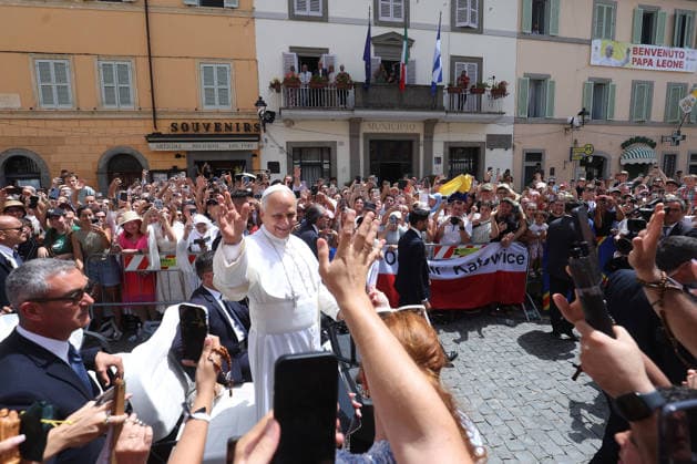 IPA86804901 - CASTEL GANDOLFO (RM) - Italy, July 19, 2026: Pope Leo XIV leads the Angelus prayer from the papal residence overlooking Piazza della LibertÃ in Castel Gandolfo, addressing the faithful and pilgrims who have come from various locations to participate in the traditional Sunday event. At the conclusion of the prayer, the Pontiff greets those present and imparts the apostolic blessing.  Copyright: xmarcoxiacobuccix xmarcoxiacobuccix 86804901