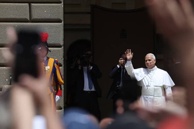 IPA86804912 - CASTEL GANDOLFO (RM) - Italy, July 19, 2026: Pope Leo XIV leads the Angelus prayer from the papal residence overlooking Piazza della LibertÃ in Castel Gandolfo, addressing the faithful and pilgrims who have come from various locations to participate in the traditional Sunday event. At the conclusion of the prayer, the Pontiff greets those present and imparts the apostolic blessing.  Copyright: xmarcoxiacobuccix xmarcoxiacobuccix 86804912
