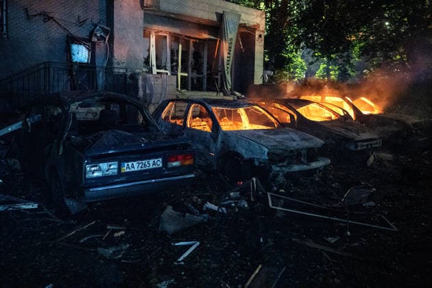 Cars burn in the Solomianskyi district after a Russian attack on Kyiv, Ukraine, July 19, 2026. The Russian army launched a massive strike on the Ukrainian capital with ballistic missiles. According to preliminary data from the State Emergency Service of Ukraine, one person was killed and 15 were injured. Falling debris and fires were reported in five districts of the city, while an underpass near the Lukianivska metro station sustained a direct hit. (Photo by Danylo Antoniuk Ukrinform) Russian army attack Kyiv with ballistic missiles  Copyright: xDanyloxAntoniukx