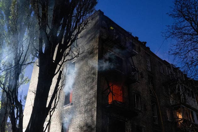 A fire rages in a five-storey apartment block in the Solomianskyi district damaged by a Russian attack on Kyiv, Ukraine, July 19, 2026. The Russian army launched a massive strike on the Ukrainian capital with ballistic missiles. According to preliminary data from the State Emergency Service of Ukraine, one person was killed and 15 were injured. Falling debris and fires were reported in five districts of the city, while an underpass near the Lukianivska metro station sustained a direct hit. (Photo by Danylo Antoniuk Ukrinform) Russian army attack Kyiv with ballistic missiles  Copyright: xDanyloxAntoniukx