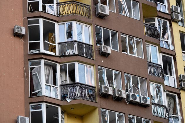 Windows in an apartment block in the Shevchenkivskyi district are smashed by the shock wave from a Russian attack on Kyiv, Ukraine, July 19, 2026. The Russian army launched a massive strike on the Ukrainian capital with ballistic missiles. According to preliminary data from the State Emergency Service of Ukraine, one person was killed and 15 were injured. Falling debris and fires were reported in five districts of the city, while an underpass near the Lukianivska metro station sustained a direct hit. (Photo by Danylo Antoniuk Ukrinform) Russian army attack Kyiv with ballistic missiles  Copyright: xDanyloxAntoniukx