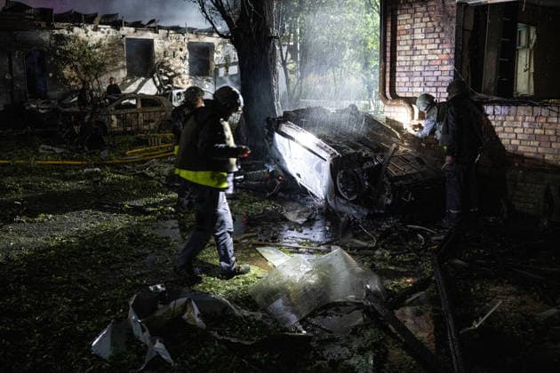 Rescuers work at a five-storey apartment block in the Solomianskyi district damaged by a Russian attack on Kyiv, Ukraine, July 19, 2026. The Russian army launched a massive strike on the Ukrainian capital with ballistic missiles. According to preliminary data from the State Emergency Service of Ukraine, one person was killed and 15 were injured. Falling debris and fires were reported in five districts of the city, while an underpass near the Lukianivska metro station sustained a direct hit. (Photo by Danylo Antoniuk Ukrinform) Russian army attacks Kyiv with ballistic missiles  Copyright: xDanyloxAntoniukx