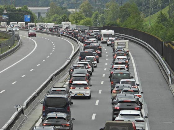 News Themen der Woche KW29 19.07.2026 Schweiz Sonntag ,Ferienbeginn, Sommerferien Bild . Stau vor dem Gotthardtunnel Nordportal, *** July 19, 2026, Switzerland, Sunday, start of summer vacation, photo: traffic jam in front of the northern portal of the Gotthard Tunnel, 