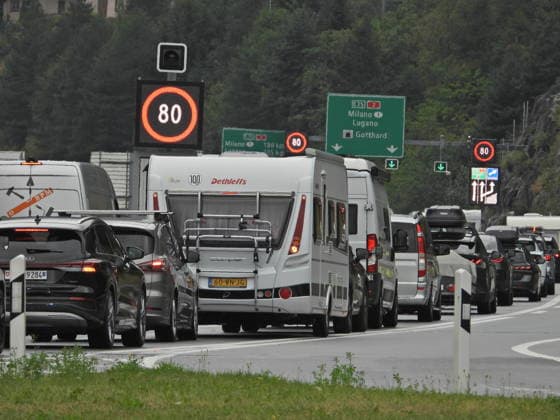 19.07.2026 Schweiz Sonntag ,Ferienbeginn, Sommerferien Bild . Stau vor dem Gotthardtunnel Nordportal, *** July 19, 2026, Switzerland, Sunday, start of summer vacation, photo: traffic jam in front of the northern portal of the Gotthard Tunnel, 