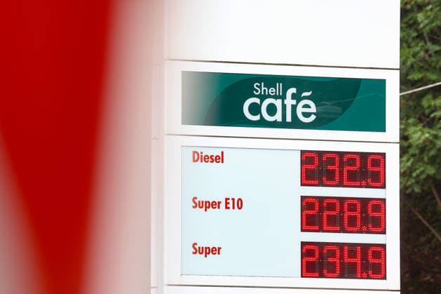 Wie ist die weitere Entwicklung der Spritpreise? Die Spritpreise ziehen weiter an. SHELL Tankstelle in Siegen. Die Spritpreise am fruehen (frühen) Nachmittag. Der aktuelle Preis fuer (für) Diesel, Super E10 und Super liegt weit ueber (über) 2 Euro. Tankstelle, Spritpreise am 19.07.2026 in Siegen Deutschland. *** What’s the outlook for fuel prices? Fuel prices continue to rise at a SHELL gas station in Siegen. Fuel prices in the early afternoon. The current price for diesel, Super E10, and Super is well over 2 euros. Gas station, gas prices on July 19, 2026, in Siegen, Germany