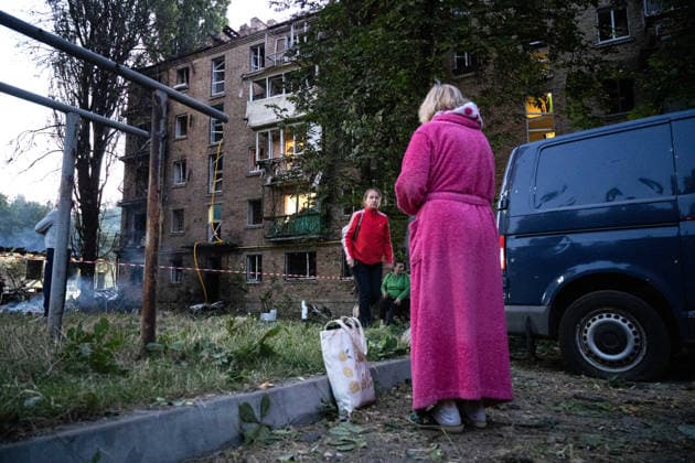 Russian army attacks Kyiv with ballistic missiles A woman in a pink bathrobe faces a five-storey apartment block in the Solomianskyi district damaged by a Russian attack on Kyiv, Ukraine, July 19, 2026. The Russian army launched a massive strike on the Ukrainian capital with ballistic missiles. According to preliminary data from the State Emergency Service of Ukraine, one person was killed and 15 were injured. Falling debris and fires were reported in five districts of the city, while an underpass near the Lukianivska metro station sustained a direct hit., Credit:Danylo Antoniuk Ukrinform Avalon Ukraine, Kyiv  Copyright: xDanyloxAntoniukx xUkrinformx xAvalonx 1117336937
