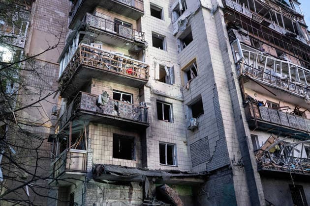 Russian army attacks Kyiv with ballistic missiles An apartment block in the Solomianskyi district is damaged by a Russian attack on Kyiv, Ukraine, July 19, 2026. The Russian army launched a massive strike on the Ukrainian capital with ballistic missiles. According to preliminary data from the State Emergency Service of Ukraine, one person was killed and 15 were injured. Falling debris and fires were reported in five districts of the city, while an underpass near the Lukianivska metro station sustained a direct hit., Credit:Danylo Antoniuk Ukrinform Avalon Ukraine, Kyiv  Copyright: xDanyloxAntoniukx xUkrinformx xAvalonx 1117337011