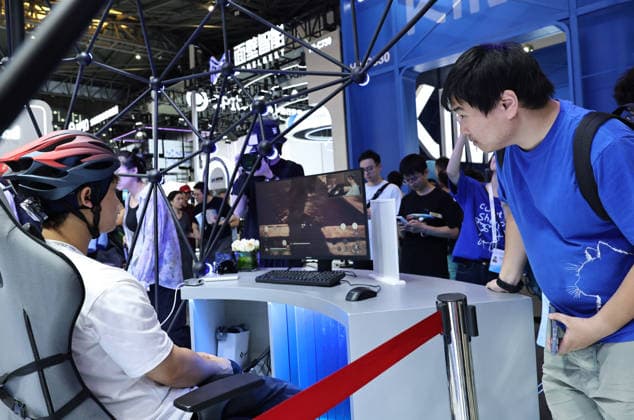 (260719) -- SHANGHAI, July 19, 2026 -- A visitor watches a staff member operating a computer game via a non-invasive electroencephalogram device during the 2026 World AI Conference and High-Level Meeting on Global AI Governance in Shanghai, east China, July 19, 2026. The event scheduled from Friday to Monday showcases exhibitions of a number of AI agent hardware and system products, highlighting the transition of next-generation AI from a tool to an intelligent partner, empowering various industries and everyday life. ) CHINA-SHANGHAI-WORLD AI CONFERENCE-AI PRODUCTS (CN) FangxZhe 