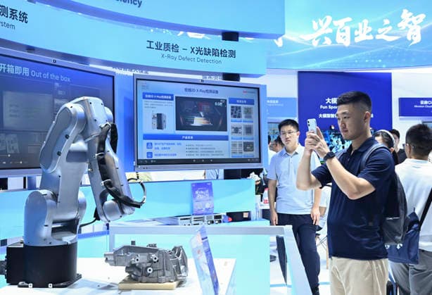 (260719) -- SHANGHAI, July 19, 2026 -- A visitor takes photos of a robot during the 2026 World AI Conference and High-Level Meeting on Global AI Governance in Shanghai, east China, July 19, 2026. The event scheduled from Friday to Monday showcases exhibitions of a number of AI agent hardware and system products, highlighting the transition of next-generation AI from a tool to an intelligent partner, empowering various industries and everyday life. ) CHINA-SHANGHAI-WORLD AI CONFERENCE-AI PRODUCTS (CN) ChenxHaoming 