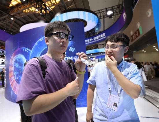 (260719) -- SHANGHAI, July 19, 2026 -- A visitor experiences AI glasses payment during the 2026 World AI Conference and High-Level Meeting on Global AI Governance in Shanghai, east China, July 19, 2026. The event scheduled from Friday to Monday showcases exhibitions of a number of AI agent hardware and system products, highlighting the transition of next-generation AI from a tool to an intelligent partner, empowering various industries and everyday life. ) CHINA-SHANGHAI-WORLD AI CONFERENCE-AI PRODUCTS (CN) LiuxYing 