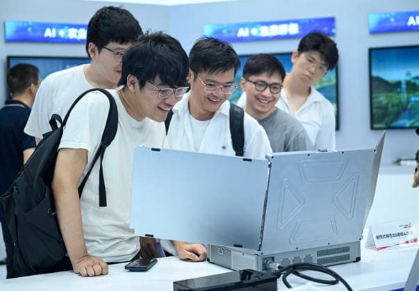 (260719) -- SHANGHAI, July 19, 2026 -- Visitors observe a portable transient 3D modeling AI system during the 2026 World AI Conference and High-Level Meeting on Global AI Governance in Shanghai, east China, July 19, 2026. The event scheduled from Friday to Monday showcases exhibitions of a number of AI agent hardware and system products, highlighting the transition of next-generation AI from a tool to an intelligent partner, empowering various industries and everyday life. ) CHINA-SHANGHAI-WORLD AI CONFERENCE-AI PRODUCTS (CN) ChenxHaoming 