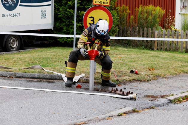 STOCKHOLM, SVERIGE 20260719 Det brinner i ett radhus i Norsborg i Botkyrka söder om Stockholm. Polisen misstänker att branden är anlagd. Ingen person har rapporterats skadad. STOCKHOLM SVERIGE x12260x *** STOCKHOLM, SWEDEN 20260719 A fire is burning in a townhouse in Norsborg, Botkyrka, south of Stockholm. Police suspect the fire was set. No injuries have been reported. STOCKHOLM, SWEDEN x12260x  Copyright: xTerhixYlimäinen TTx BRAND I BOTKYRKA lLMw-CMhLT4