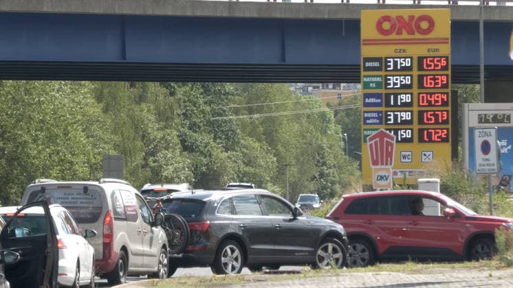 Tanktourismus in Tschechien Ð Sprit bis zu 80 Cent je Liter billiger Aktuell läuft der Tanktourismus auf Höchstform auf. Auf Grund des Iran-Kriegs stieg der Ölpreis. Autofahrer merkten dies vor allem an den Zapfsäulen in Deutschland. Deutlich über 2,30 Euro kostet der Liter Diesel in Deutschland. Der Tanktourismus boomt dadurch. An den günstigeren Tankstellen kostet der Liter Diesel 1,55 Euro, der Liter Benzin nur 1,63 Euro. Das sind aktuell bis zu 80 Cent Unterschied. Das macht sich deutlich in der Geldbörse bemerkbar. Tanktouristen nahmen dabei eine weite Anreise in Kauf, kamen u.a. aus Leipzig. Tschechien hat auf Grund einer gesetzlichen Regelung aktuell mitunter die günstigsten Benzinpreise in Mitteleuropa. Autofahrer mussten in Spitzen