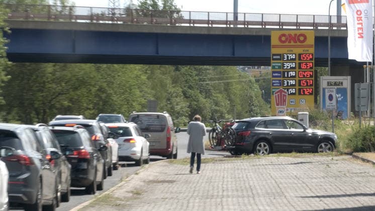 Tanktourismus in Tschechien Ð Sprit bis zu 80 Cent je Liter billiger Aktuell läuft der Tanktourismus auf Höchstform auf. Auf Grund des Iran-Kriegs stieg der Ölpreis. Autofahrer merkten dies vor allem an den Zapfsäulen in Deutschland. Deutlich über 2,30 Euro kostet der Liter Diesel in Deutschland. Der Tanktourismus boomt dadurch. An den günstigeren Tankstellen kostet der Liter Diesel 1,55 Euro, der Liter Benzin nur 1,63 Euro. Das sind aktuell bis zu 80 Cent Unterschied. Das macht sich deutlich in der Geldbörse bemerkbar. Tanktouristen nahmen dabei eine weite Anreise in Kauf, kamen u.a. aus Leipzig. Tschechien hat auf Grund einer gesetzlichen Regelung aktuell mitunter die günstigsten Benzinpreise in Mitteleuropa. Autofahrer mussten in Spitzen