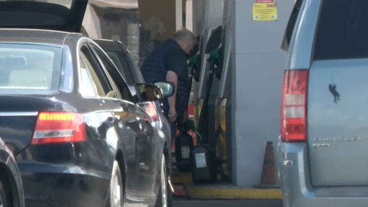 Tanktourismus in Tschechien Ð Sprit bis zu 80 Cent je Liter billiger Aktuell läuft der Tanktourismus auf Höchstform auf. Auf Grund des Iran-Kriegs stieg der Ölpreis. Autofahrer merkten dies vor allem an den Zapfsäulen in Deutschland. Deutlich über 2,30 Euro kostet der Liter Diesel in Deutschland. Der Tanktourismus boomt dadurch. An den günstigeren Tankstellen kostet der Liter Diesel 1,55 Euro, der Liter Benzin nur 1,63 Euro. Das sind aktuell bis zu 80 Cent Unterschied. Das macht sich deutlich in der Geldbörse bemerkbar. Tanktouristen nahmen dabei eine weite Anreise in Kauf, kamen u.a. aus Leipzig. Tschechien hat auf Grund einer gesetzlichen Regelung aktuell mitunter die günstigsten Benzinpreise in Mitteleuropa. Autofahrer mussten in Spitzen