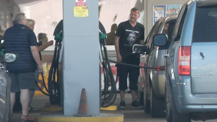 Tanktourismus in Tschechien Ð Sprit bis zu 80 Cent je Liter billiger Aktuell läuft der Tanktourismus auf Höchstform auf. Auf Grund des Iran-Kriegs stieg der Ölpreis. Autofahrer merkten dies vor allem an den Zapfsäulen in Deutschland. Deutlich über 2,30 Euro kostet der Liter Diesel in Deutschland. Der Tanktourismus boomt dadurch. An den günstigeren Tankstellen kostet der Liter Diesel 1,55 Euro, der Liter Benzin nur 1,63 Euro. Das sind aktuell bis zu 80 Cent Unterschied. Das macht sich deutlich in der Geldbörse bemerkbar. Tanktouristen nahmen dabei eine weite Anreise in Kauf, kamen u.a. aus Leipzig. Tschechien hat auf Grund einer gesetzlichen Regelung aktuell mitunter die günstigsten Benzinpreise in Mitteleuropa. Autofahrer mussten in Spitzen