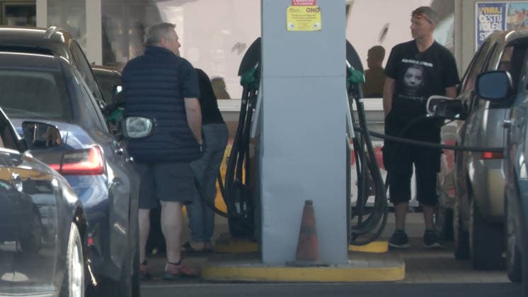 Tanktourismus in Tschechien Ð Sprit bis zu 80 Cent je Liter billiger Aktuell läuft der Tanktourismus auf Höchstform auf. Auf Grund des Iran-Kriegs stieg der Ölpreis. Autofahrer merkten dies vor allem an den Zapfsäulen in Deutschland. Deutlich über 2,30 Euro kostet der Liter Diesel in Deutschland. Der Tanktourismus boomt dadurch. An den günstigeren Tankstellen kostet der Liter Diesel 1,55 Euro, der Liter Benzin nur 1,63 Euro. Das sind aktuell bis zu 80 Cent Unterschied. Das macht sich deutlich in der Geldbörse bemerkbar. Tanktouristen nahmen dabei eine weite Anreise in Kauf, kamen u.a. aus Leipzig. Tschechien hat auf Grund einer gesetzlichen Regelung aktuell mitunter die günstigsten Benzinpreise in Mitteleuropa. Autofahrer mussten in Spitzen