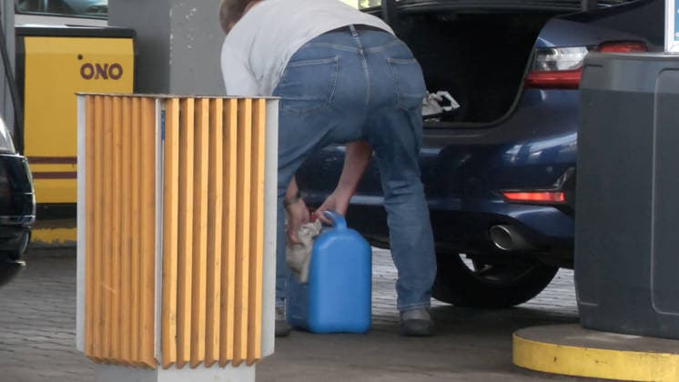 Tanktourismus in Tschechien Ð Sprit bis zu 80 Cent je Liter billiger Aktuell läuft der Tanktourismus auf Höchstform auf. Auf Grund des Iran-Kriegs stieg der Ölpreis. Autofahrer merkten dies vor allem an den Zapfsäulen in Deutschland. Deutlich über 2,30 Euro kostet der Liter Diesel in Deutschland. Der Tanktourismus boomt dadurch. An den günstigeren Tankstellen kostet der Liter Diesel 1,55 Euro, der Liter Benzin nur 1,63 Euro. Das sind aktuell bis zu 80 Cent Unterschied. Das macht sich deutlich in der Geldbörse bemerkbar. Tanktouristen nahmen dabei eine weite Anreise in Kauf, kamen u.a. aus Leipzig. Tschechien hat auf Grund einer gesetzlichen Regelung aktuell mitunter die günstigsten Benzinpreise in Mitteleuropa. Autofahrer mussten in Spitzen